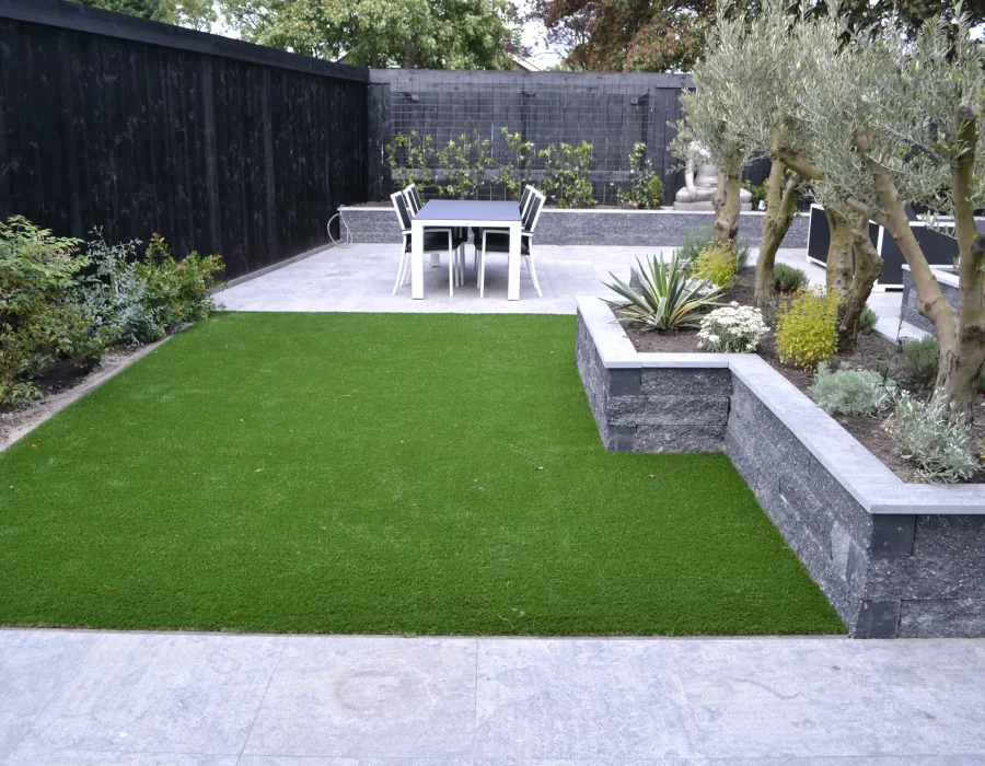 Tuinaanleg Zoetermeer - strakke moderne tuin met kunstgras
