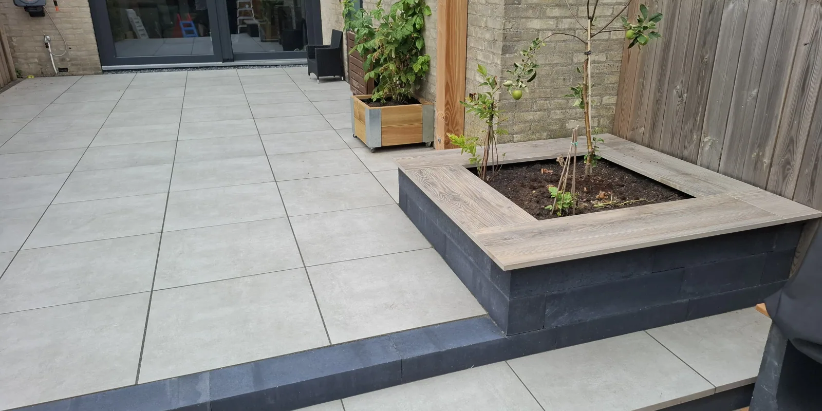 Split-level terras met beplanting - Tuinaanleg Zoetermeer