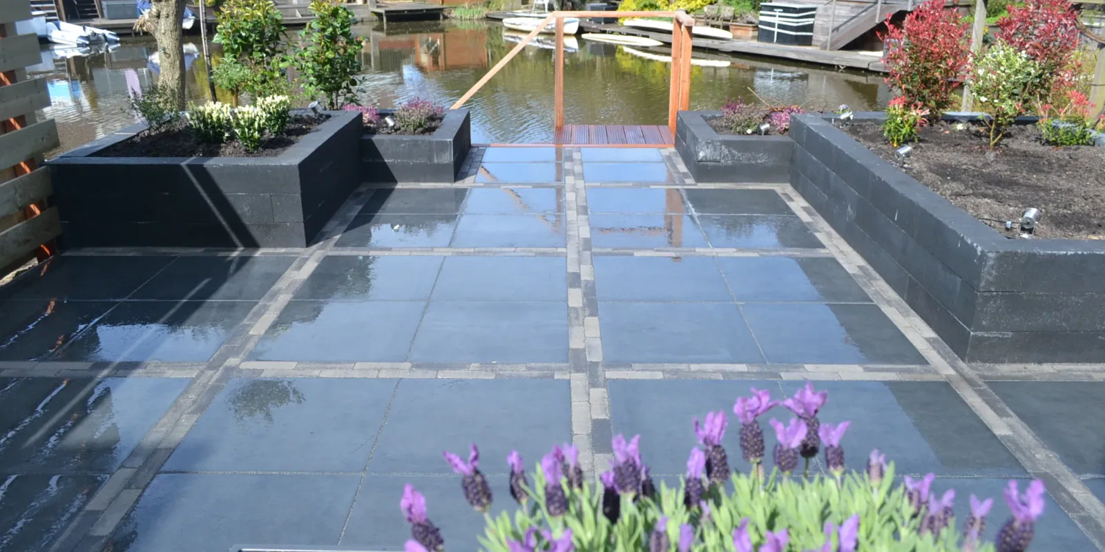 Watertuin met leisteen tegels en lavendel - Tuinaanleg Zoetermeer